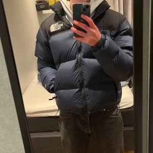 1996 North Face jacka  - Jackan är i storlek M och är i 10/10 skick. Den är använd ca 6 gånger, säljer denna eftersom att jag inte använder den. Priset kan absolut diskuteras så passa på o hör av dig🤙🤙