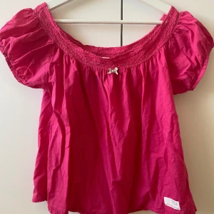 Odd Molly - En Odd Molly blus i en ganska mörk rosa färg i storlek S men skulle säja att den funkar i M🩷 Säljs pga kommer inte till användning. Använt nån gång (inga stora tecken på användning)  Lägg gärna bud) •Jag  står för frakt 📦 
