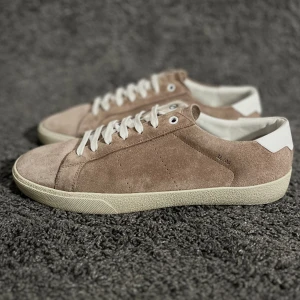 Saint Laurent skor  - Säljer ett par Saint Laurent skor i den eftertraktade färgen beige. Storlek 43,5. Väldigt fint skick. Nypris 5999kr, köp för endast 2599kr. Inget og ingår. Möts upp i Stockholm eller fraktar spårbart via postnord📦