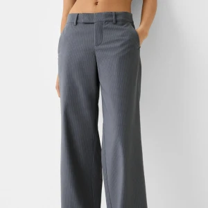 Grå-randiga kostymbyxor  - Grå randiga kostymbyxor i storlek 34, beställda från Zalando, märke: Bershka. Säljer pga att jag var sen med returen. Använda 1 gång. 