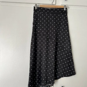 Minikjol från Monki - Midikjol från Monki, bara använd en gång.  Storlek: XS