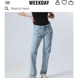 Säljer mina skitsnygga, lågmidjade jeans ifrån Weekday, då dom tyvärr blivit försmå. Köpta för något år sedan, men inga tecken på användning! Ordenariepris 590kr💕