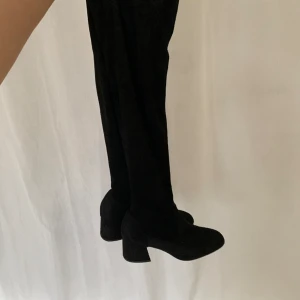 Bershka knähöga boots - Varsamt använd  Köparen står för frakt  Kika gärna in andra plagg på min profil för att spara på frakt