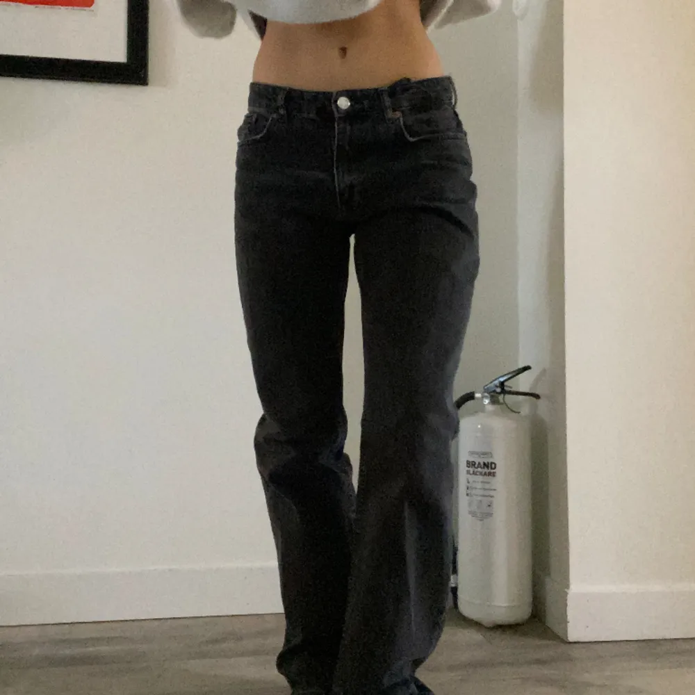 Lågmidjade raka/wide jeans från zara!! Dom är i super bra skick 🥰🥰. Jeans & Byxor.