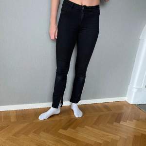 Jeans från Cubus som heter ”Jegging Jane slit” 🧡Väldigt sköna och mjuka jeans med slits nedtill. Storlek S-32 i längd. Något för korta för mig som är 174cm lång därför säljer jag nu dessa fina jeans! Använda men bra skick!🧡