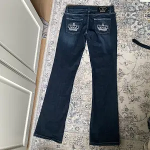  lågmidjade bootcut jeans från victoria beckham innebenslängden är 87 och är långa för mig som är 176 men tycker de sitter perfekt. köpta här på plick men har själv aldrig använt de. super snygga och säljer verkligen bara då de inte används💗 skriv dm