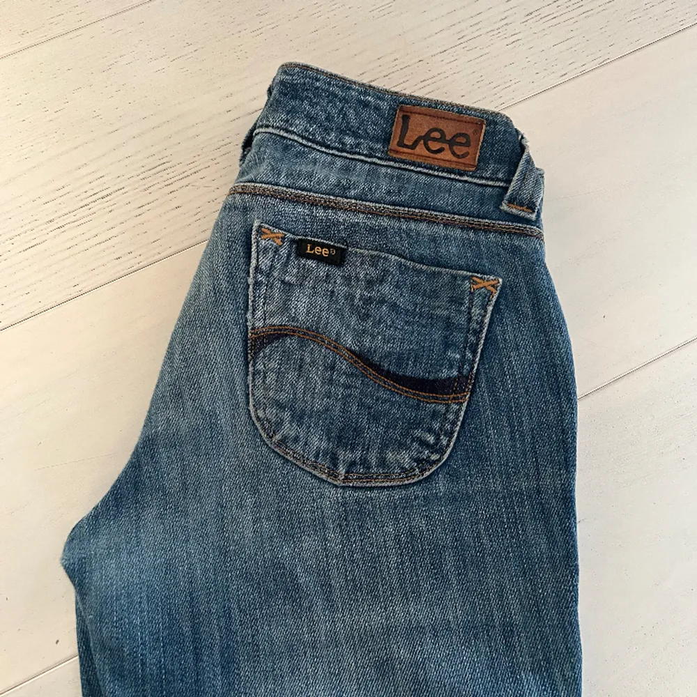 Fina lågmidjade jeans. Sitter som storlek XS/S. Köpt tidigare på Plick. Säljer dom för att de var för små för mig.. Jeans & Byxor.