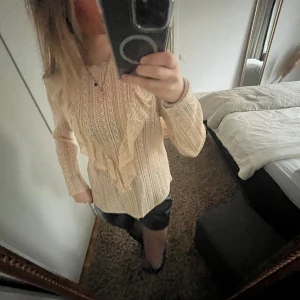 Jättesöt blis - Jättefin blus som är lite genomskinlig, använd ett par gånger, passar nu till våren och sommaren!