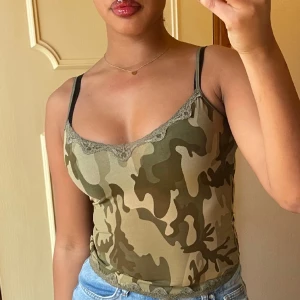 Camo Linne - Snyggt camo linne i mesh, med spetsdetaljer i urringningen. Knappt använt utan några fel. Stlk M men passar även S 💋