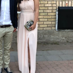Balklänning  - Ljusrosa maxiklänning i storlek 38. Jag är 175 cm lång och den passade utmärkt längdmässigt. Enbart använt en gång så den är i väldigt bra skick