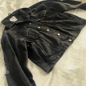 Jeansjacka - Svinn cool och snygg jeans jacka som jag har använt under några månader förra året sedan har den bara hängt i garderoben utan användning den har inte defekter och är i super bra skick, ny pris ca 500 💕