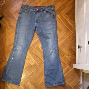 Levis 519 bootcut jeans - Supersnygga levis 519 low flare byxor som tyvärr inte passar mig. Byxorna har några färgfläckar.  Mått:  Midja rakt över: 43cm Innerbenslängd: 75cm