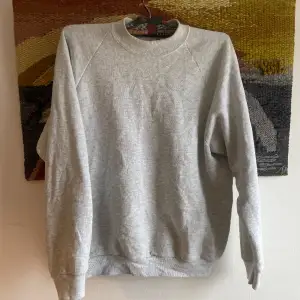 Grå sweater med bra material, väldigt snygg passform, från fruit of the loom!