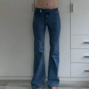 Slutsålda lågmidjade bootcut jeans från H&M! Fint skick och använda sparsamt. Sitter perfekt på mig som är 173cm lång. Säljer för de tyvärr ej kommer till användning längre🩵
