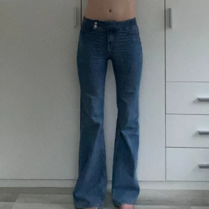 Lågmidjade Bootcut jeans - Slutsålda lågmidjade bootcut jeans från H&M! Fint skick och använda sparsamt. Sitter perfekt på mig som är 173cm lång. Säljer för de tyvärr ej kommer till användning längre🩵