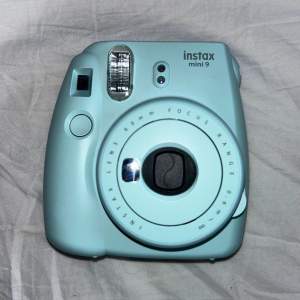 Säljer en instax mini 9, fungerar väl men har däremot fläckar på baksidan, batterier till kameran ingår. Pris kan diskuteras👍🏽😆  Ny pris: 984kr enligt prisjakt.