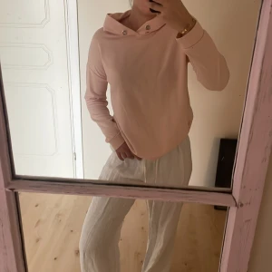 Ljusrosa hoddie - Fin ljusrosa hoddie med luva, använd fåtal gånger nästan som ny!🥰fickor på höger och vänster ficka som går ihop!