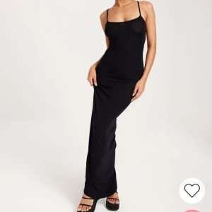 Maxi klänning svart  - Lånade bilder av Nelly.com! Säljer denna as snygga och slutsålda klänningen från Nelly som är använd max 5 ggr, fint skick!
