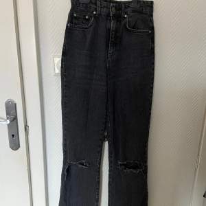 Stretchiga grå/svarta jeans med slitningar och hål 