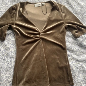 Tröja!🎉 - Tröjan är i storleken xs  och är för Kappahl. Väldigt fin och formar kroppen på ett otroligt sätt! Den är i nyskick eftersom den används för en gång. ( Köparen står för frakten😁)