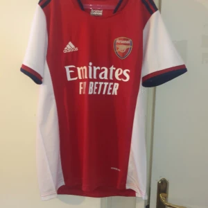 Fotbollströja arsenal 21/22 hemma - Säljer en snygg arsenal tröja med SMITH ROWE 10 på ryggen S men passar M aldrig använd