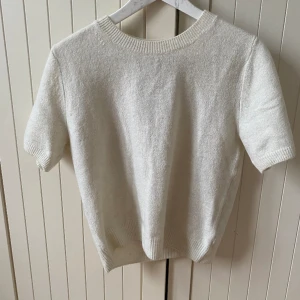 Stickad t-shirt från hm💕 - Säljer denna superfina vita stickade tröja från hm. den är aldrig använd så den är i superfint skick💕💕💕