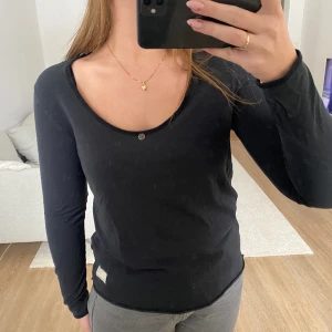 Off Molly  - Svart långärmad tröja från odd molly. Jätte mjukt och skönt material. Strl 3 på deras hemsida, sitter som en M 
