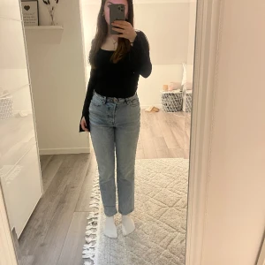 Mom jeans - Ljusblåa mom jeans från H&M i storlek 36. Är själv ca 167 cm. Knappt använda:)💕