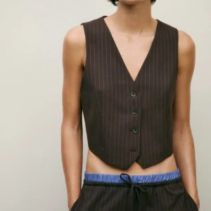 Väst zara - Brun väst med blå stripes! Köpt för ett fotoprojekt men användes aldrig. Storlek S