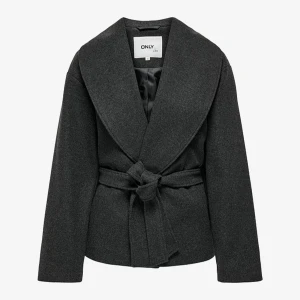 Kappa - Säljer denna oanvända kappa ifrån only som inte finns på deras hemsida längre! Nypris 750kr