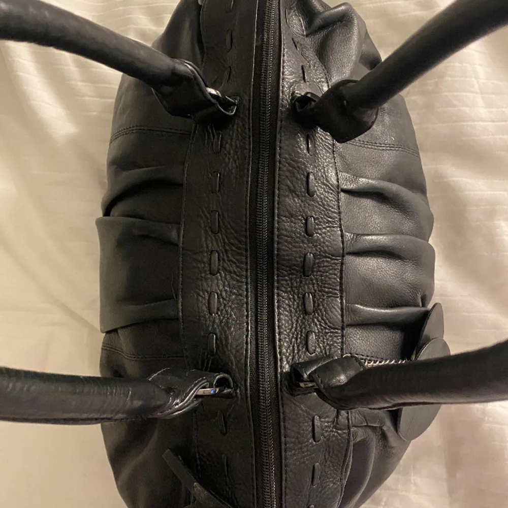 Medelstor handväska i svart läder från luca ferri. Finns inga skador, nyskick! Nypris ca 1500kr. Väskor.