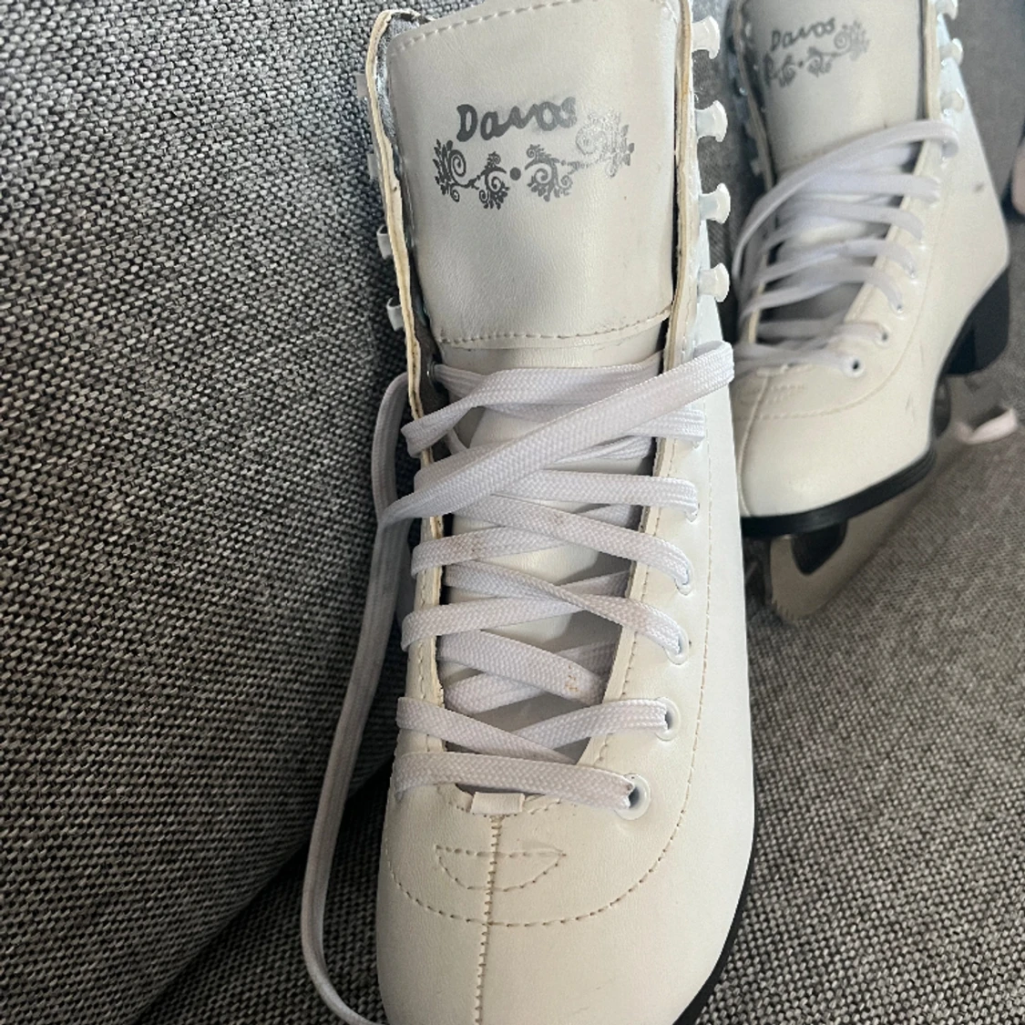 Skridskor strl 36, knappt använda  - 91