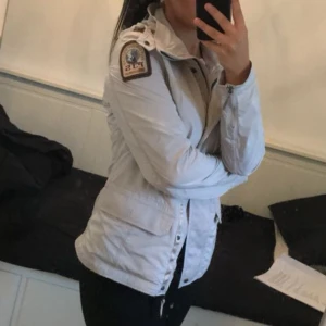 Vindjacka - Väldigt fint skick, äkta. Jätte fin beige färg