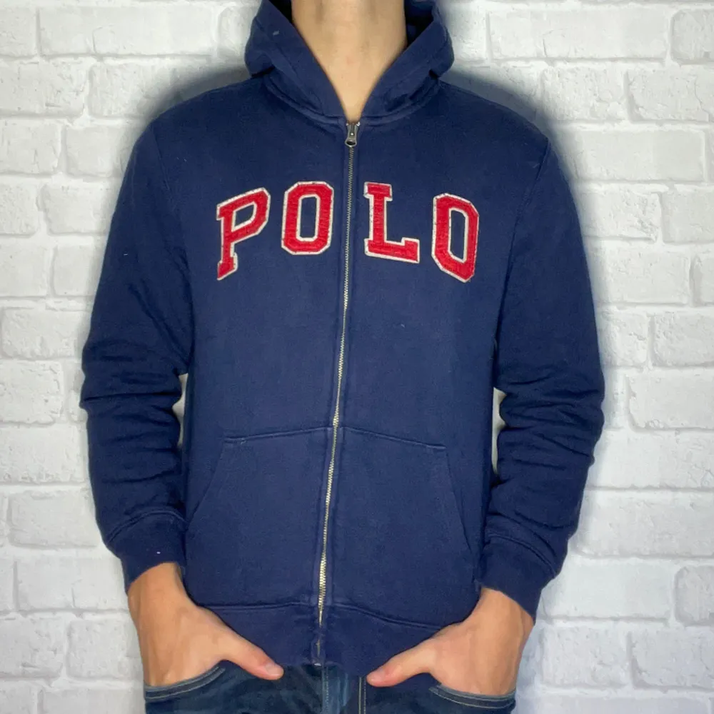 | Ralph Lauren zip hoodie | Storlek L barnstorlek sitter ungefär som S | Okej skick | Pris 299 |. Tröjor & Koftor.