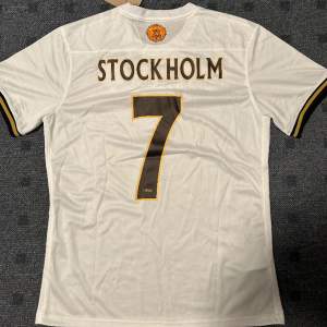Helt oanvänd AIK Special Edition tröja i storlek M med tagg. Namn på tröjan är STOCKHOLM och nummer 7