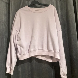 Sweatshirt  - En fin tröja från lager,inte mycket använd 