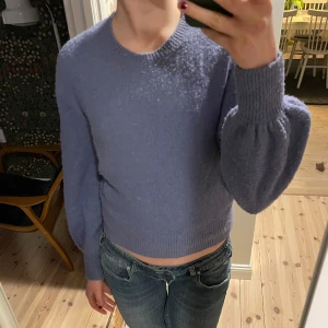 Stickad tröja - suuuper fin lila stickad tröja perfekt till våren och som passar super bra till ett par low waist jeans!💕