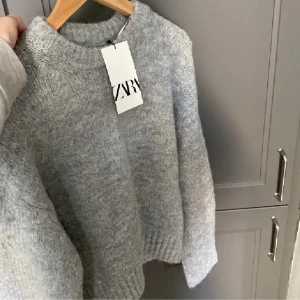 Stickad tröja - Säljer nu denna fina stickade tröja från zara. Helt slutsåld och finns ej kvar på hemsidan. Storlek M men passar även S❤️