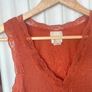 Orange linne med spetskant - Så himla fin färg särskilt om man blir brun nu till sommaren!! Älskar
