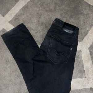 Replay jeans  - Säljer ett par dunder feta replay jeans till ett otroligt pris. Jeansen är i storlek 29. Skick 9/10. Nypris :1800kr. TRYCK INTE PÅ ”köp nu” knappen. Skriv ifall ni har några frågor!😁