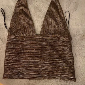 Topp - SUPERSNYGG topp med öppen rygg! 🙌💗 Perfekt om du ska på fest eller om du bara vill vara finklädd!🎉🎊Den är enbart använd 2 gånger och superbra skick! Priset är diskuterbart!💗
