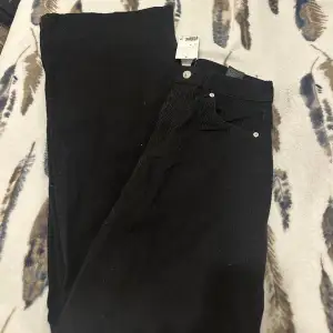 Svarta raka jeans från hm med prislapp på