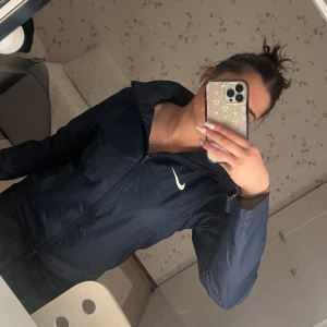 Mörk blå Nike regnjacka  - I jätte bra skick säljer den för 460 därav ny skick och köpt den dyrt. 