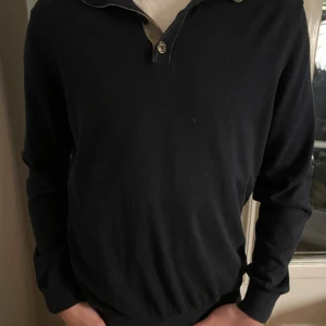 Massimo Dutti Sweatshirt - Säljer nu en stilren och fräsch sweatshirt från Massimo Dutti. Han på bilden är 178 och tröjan är storlek L men är hyfsat liten i storleken. Vårt pris 149kr men det går att diskutera vid snabb affär.