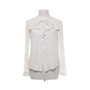 Fin blus - Säljer denna blus i storlek L (ooppss skulle säga att denna blus är storlek S!!) den är i bra skick och super söt på!! 