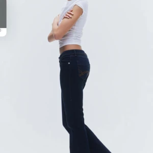 Lågmidjade jeans från h&m i storlek 38. Använda cirka 3 gånger och säljer för att dem är för små🫶Nypris: 249! - Midjemått: 72 Innerbenslängd: 79