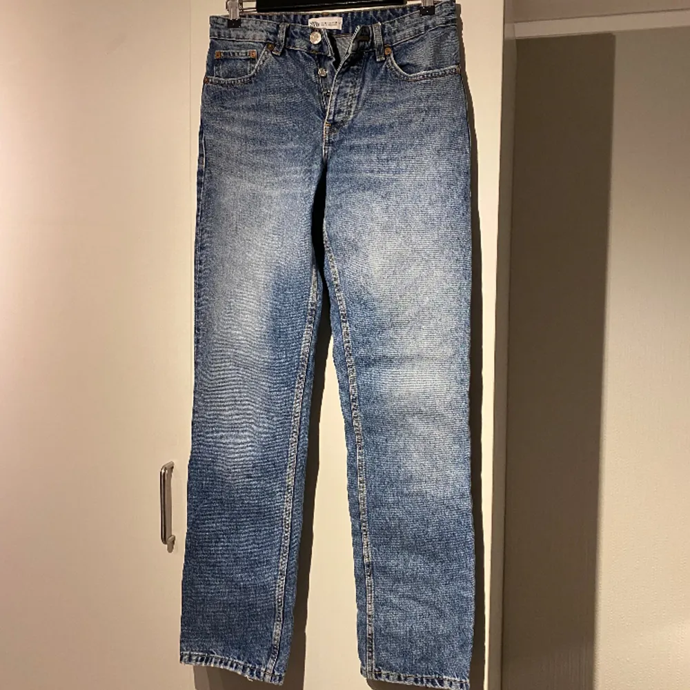 Raka jeans med medelhög midja 💞. Jeans & Byxor.