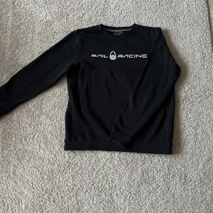 Sail racing hoodie  - Säljer min sail hoodie. Stl 170, aldrig använd bara testat på. Skick 10/10 ny pris 799