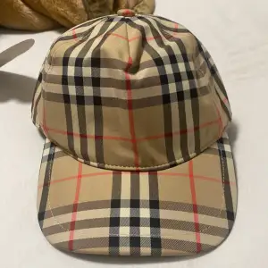 Burberry keps. Fick den i julklapp. Den var för liten så vill hellre få ihop lite pengar. Kan mötas upp runt om i sthlm annars finns även frakt.