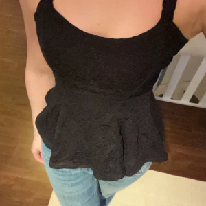 Linne  - Svart ”utsvängt” linne från Cubus i storlek XS🥰  Säljer för 30kr +frakt!!😊